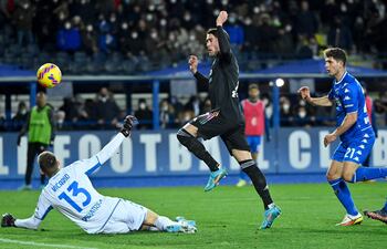 Dusan Vlahovic define con un sombrerito ante la salida del arquero rival para marcar su segundo gol y el tercero para Juventus, que ganó 3-2 al Empoli.