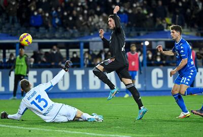 Dusan Vlahovic define con un sombrerito ante la salida del arquero rival para marcar su segundo gol y el tercero para Juventus, que ganó 3-2 al Empoli.
