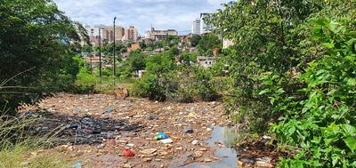 El basural aflora en el cauce y es a consecuencia de la irresponsabilidad de los vecinos.
