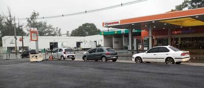 Fila de vehículos en el centro de toma de muestras de la Caminera de San Lorenzo, hoy.