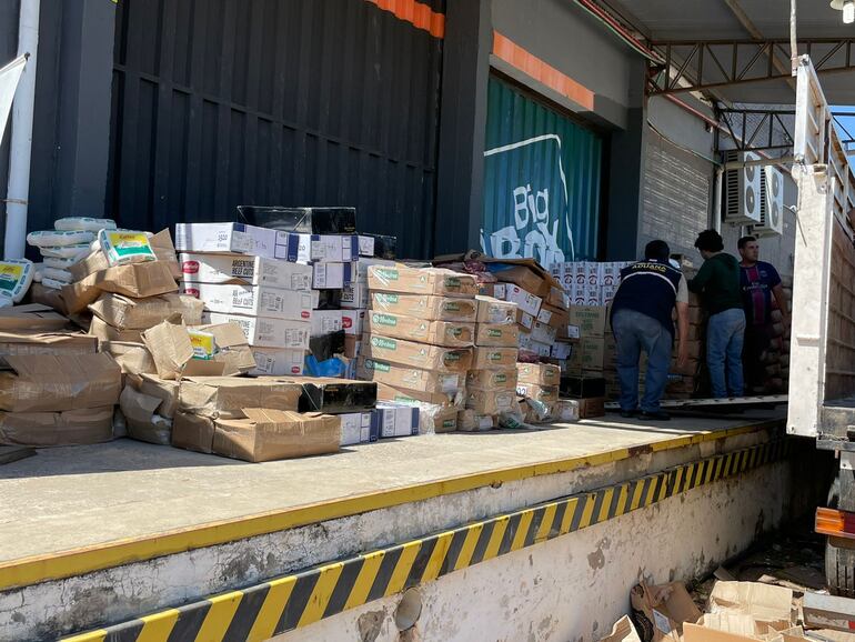 Agentes especializados revisan el resto de los productos que traían en el enorme vehículo. 