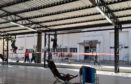Trabajadores colocaron rieles para instalar una tela plástica que servirá como cortina para proteger del frío a quienes usan el tinglado del Hospital Central del IPS.