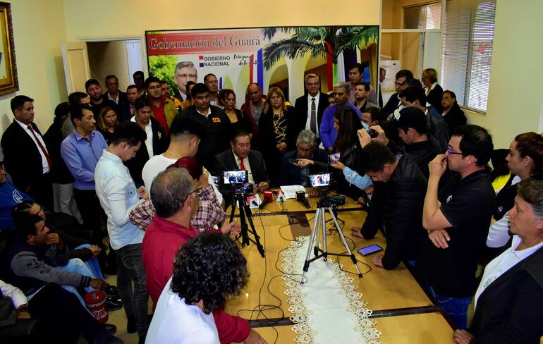 Funcionarios de la Gobernación del Guairá cuando se reunieron con el Gobernador Juan Carlos Vera Báez. 