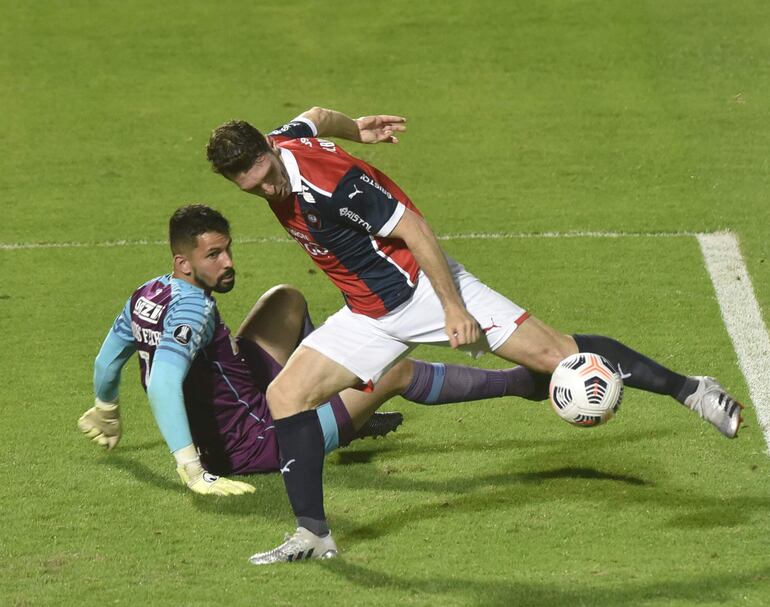 La jugada que terminó en gol de Mauro Boselli, pero que fue incorrectamente anulado por un grosero error del VAR. 