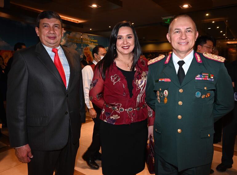 Gral. José Giménez, Gloria Franco y el Gral. Roberto Olmedo.
