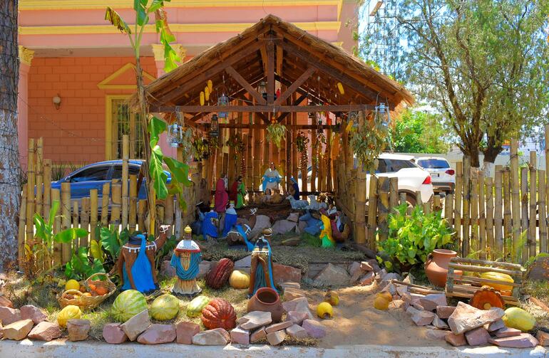 Pesebre montado en la explanada de la Municipalidad de Villarrica.