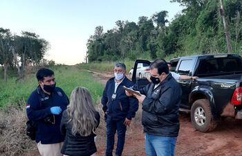 La comitiva volvió a levantar evidencias del establecimiento.