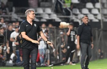 El uruguayo Diego Aguirre, entrenador de Olimpia, en el partido contra Nacional por la décimo tercera jornada del torneo Apertura 2023 del fútbol paraguayo en el estadio Manuel Ferreira.