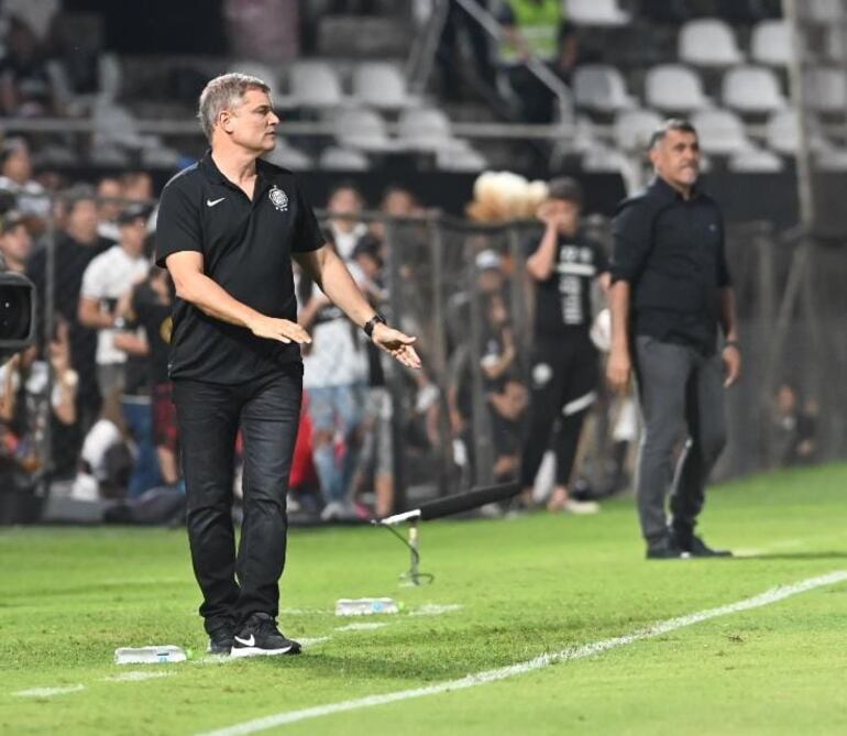 El uruguayo Diego Aguirre, entrenador de Olimpia, en el partido contra Nacional por la décimo tercera jornada del torneo Apertura 2023 del fútbol paraguayo en el estadio Manuel Ferreira.
