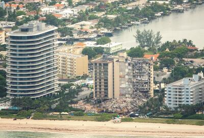 Una vista aérea del edificio de condominios de 12 pisos colapsado parcial en Surfside, Florida, Estados Unidos, 26 de junio de 2021.