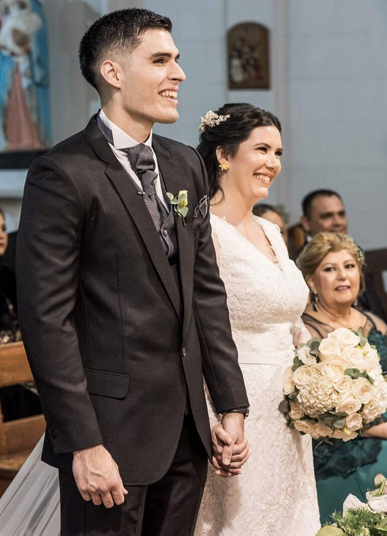 La novia lució un traje diseñado y confeccionado por Nicole Burkholder, el tocado fue trabajado por Morel Atelier, y del ramo se encargó Karen Dalles.