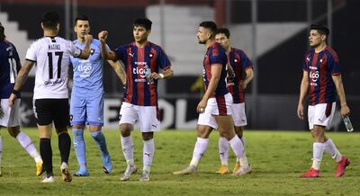 Retirada de los futbolistas del campo de juego y el saludo habitual.