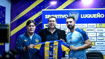 El paraguayo Julio César Cáceres (d) en la presentación como técnico de Sportivo Luqueño en la sala de prensa del estadio Feliciano Cáceres, en Luque.
