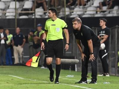 El uruguayo Diego Aguirre (d), entrenador de Olimpia, durante el partido contra Nacional por la jornada 13 del torneo Apertura 2023 del útbol paraguayo.