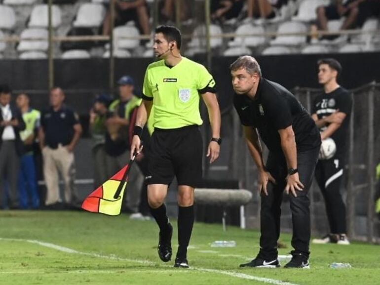 El uruguayo Diego Aguirre (d), entrenador de Olimpia, durante el partido contra Nacional por la jornada 13 del torneo Apertura 2023 del útbol paraguayo.