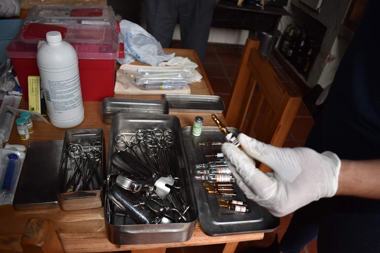 Instrumentales y medicamentos que pudieron haber sido usados para la práctica de aborto. Fue en la clínica "Hermanos de Asís", clausurada hoy por el Ministerio de Salud.