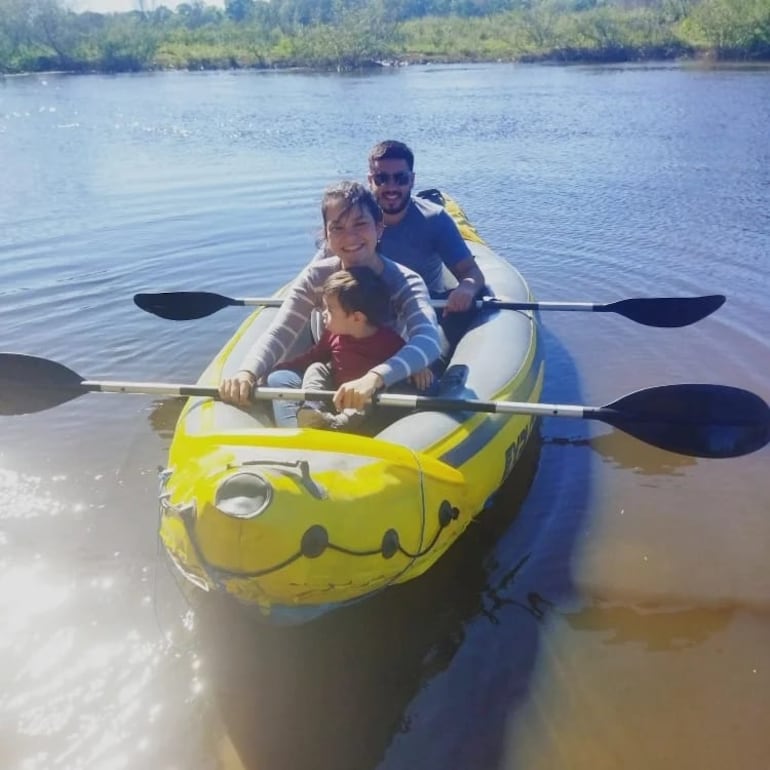 Las familias disfrutan del paseo en Kayak por el arroyo Ñeembucú, en la quinta el Canguro.