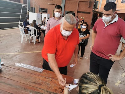 OGD entintó su "dedo del medio" luego de depositar su voto hoy.