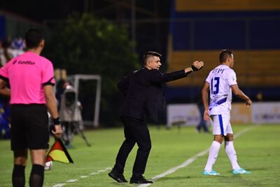 Gustavo Florentín, entrenador de Luqueño, durante el partido ante Ameliano.