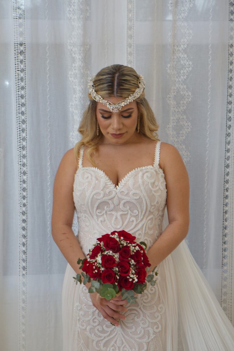 La novia lució un vestido de líneas románticas confeccionado por la diseñadora Beverly Kuhl.