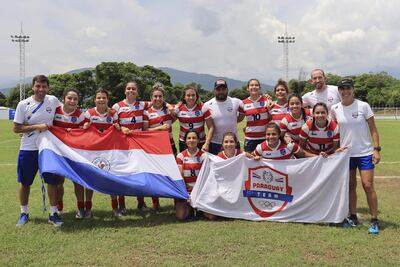 La selección paraguaya femenina seven de rugby que subió al podio con la medalla de oro en Valledupar, Colombia.