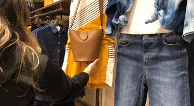 Las compras se reanudaron en los centros comerciales. Las medidas de seguridad se cumplen con rigor y hasta las ropas entran en cuarentena si son devueltas.