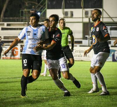 Se les perdió la pelota al gua’i “Lito” Duarte (10), y a los sanlorenzanos Orlando Gallardo y Salcedo, que anotó y al final fue expulsado.