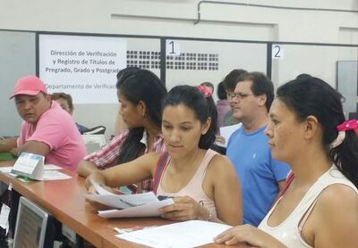 Desde el año pasado el MEC implementa un sistema online de gestión de títulos, que busca que los trámites no tarden más de 20 días / Foto de archivo.