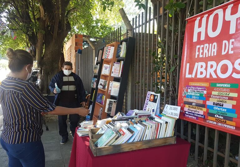 La venta de libros, a pesar de la cuarentena, es rentable. Don Julio tuvo que cerrar el local gastronómico y ahora se dedica de lleno a lo que le apasiona
