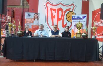Rubén González, titular de Félix Pérez, presentando el Nacional U14 Femenino.