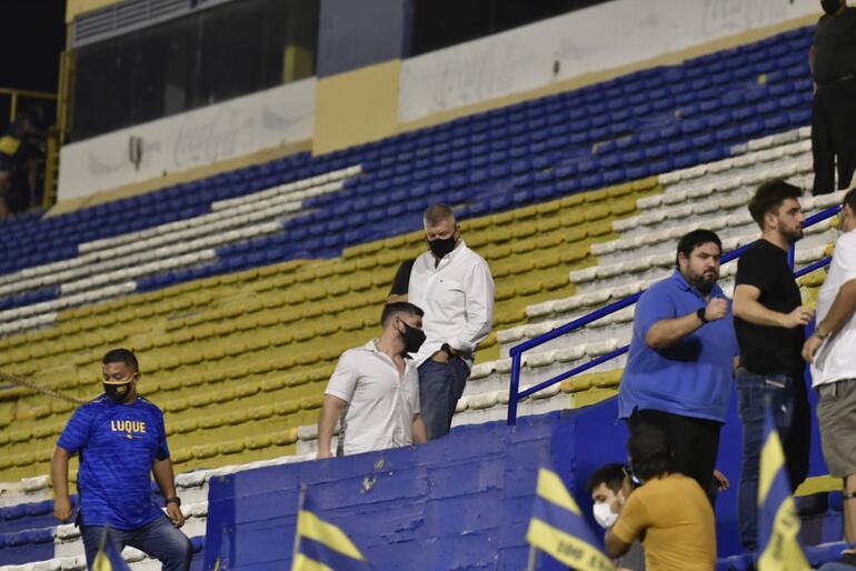 Miguel Brunotte (camisa blanca manga larga) junto a otros directivos en el Feliciano Cáceres.
