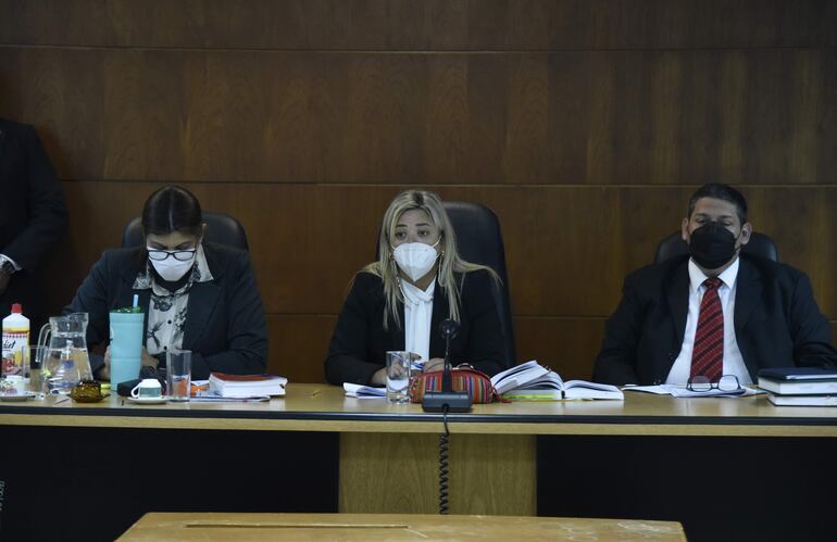 Los jueces Cándida Fleitas (izquierda), María Fernanda García de Zúñiga (presidenta) y Juan Carlos Zárate Pastor integran el Tribunal de Sentencia.