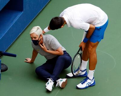 El número uno del mundo fue a ayudar a la jueza de línea, a quien dio un pelotazo, aparentemente sin intencionalidad. El serbio fue descalificado y habrá campeón novel en el US Open. Foto: EFE.