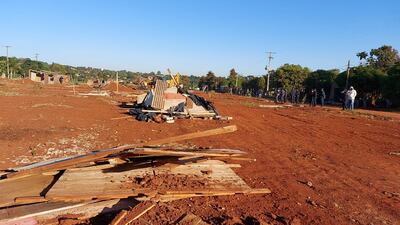 Los invasores aparentemente fueron avisados del procedimiento y abandonaron las precarias casas antes de la llegada de la comitiva.