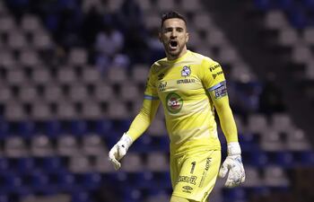 El arquero paraguayo Antony Silva del Puebla reacciona tras sufrir un gol en el partido contra el Necaxa.
