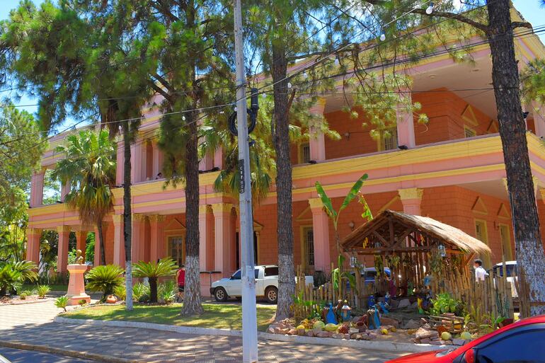 Fachada de la Municipalidad de Villarrica con su pesebre.