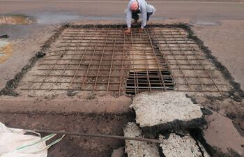 La ruta departamental D035, que conecta al distrito de Tacuatí, se asfaltó hace poco, pero ni siquiera revisaron lo que había debajo del viejo empedrado.