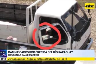 Una mujer identificada con el logo de la Municipalidad de Asunción gestiona la firma de planillas con una mujer que fue ubicada en una espacio público en bañado sur.