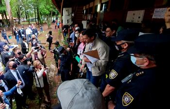 Los candidatos de diferentes movimientos se acercaron a una de las mesas para exigir la inclusión de sus veedores.
