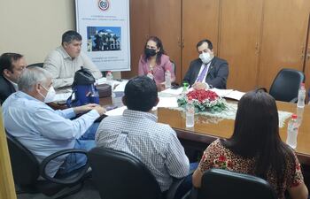 La comisión especial de Diputados, presidida por el diputado Esteban Samaniego (ANR, Añetete) junto con los concejales municipales del distrito 3 de Mayo, quienes presentaron las causales de intervención municipal.