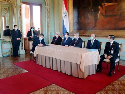 Acto de firma de contrato con el consorcio que realizará la obra.