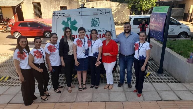 Funcionarios de Salud de Caazapá y la presidenta de la Junta Departamental, Antonia López (blusa roja), posan con la ambulancia.