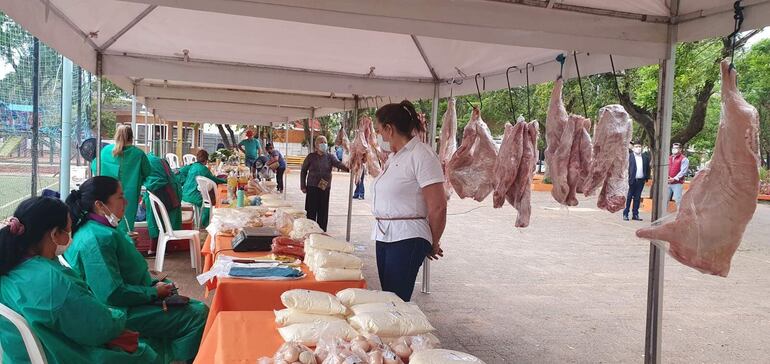 La intendenta de Fernando de la Mora, Nilsa Sánchez Vergara, visitó la feria para cerciorarse que no falte nada, para asegurar el éxito.