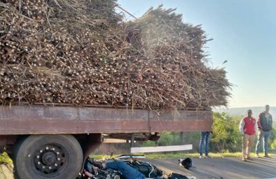 El joven motociclista perdió la vida en forma instantánea tras embestir contra el camión de gran porte.