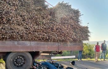 El joven motociclista perdió la vida en forma instantánea tras embestir contra el camión de gran porte.