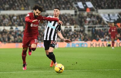 Mohamed Salah de Liverpool (L) es ensuciado por Miguel Almiron de Newcastle (R) a quien se le mostró una amarilla por la falta durante el partido de fútbol de la Premier League inglesa entre Newcastle United y Liverpool FC en Newcastle, Gran Bretaña, el 18 de febrero de 2023.