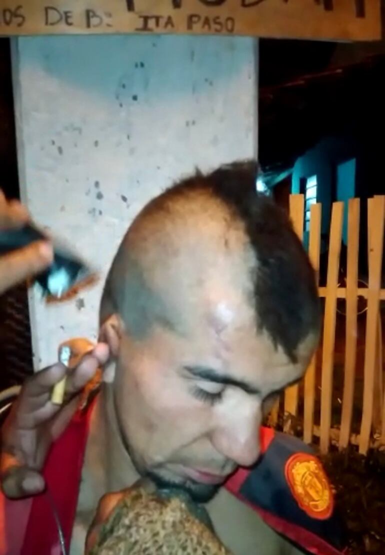 Los vecinos le raparon al supuesto ladrón y luego lo entregaron a la Policía.