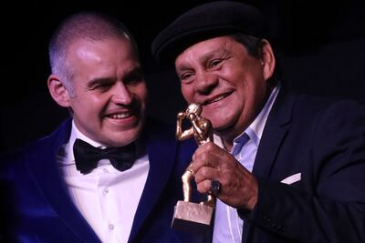 Roberto Durán (d) mientras era galardonado en julio de 2017 en Medellín, Colombia.