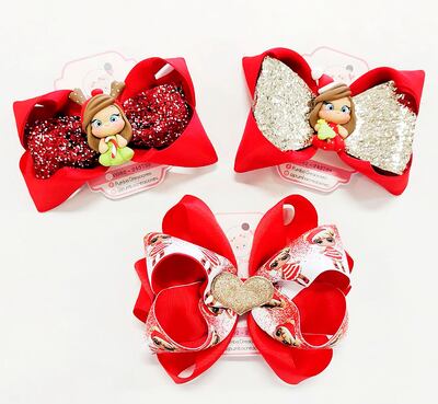 @pumbacreaciones se inspiró para esta Navidad en los colores rojo y dorado, con estos tonos ha creado hermosos accesorios para lucirlos o regalarlos.