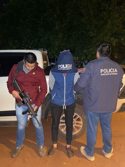 Policías custodian a una de las personas detenidas el miércoles en relación al secuestro en la colonia Río Verde.